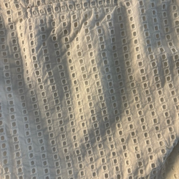 Banana Republic White Eyelet Shorts. Size 4. 100% Cotton. Inside hidden clasp - Picture 6 of 6